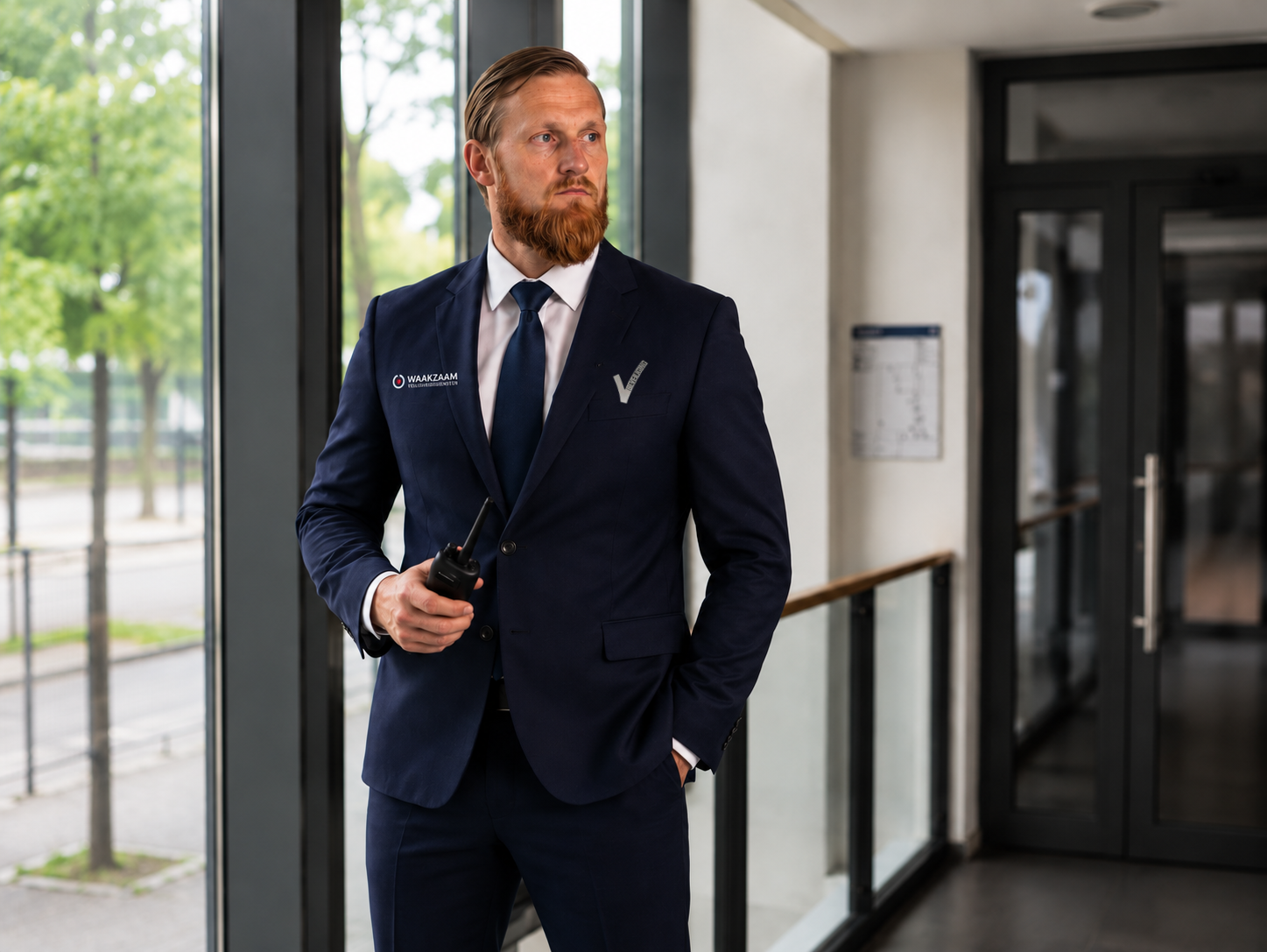 Objectbeveiliger van Waakzaam op post in een bedrijfsgebouw
